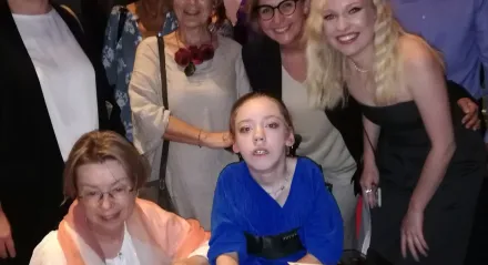 Zuzia ze szkolną ekipą