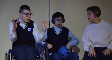 18. Uczniowie śpiewają kolędę