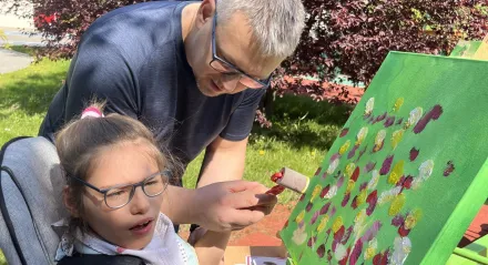 Uczennica Marcelina podczas pracy z panem Zbyszkiem na warsztatach plenerowych