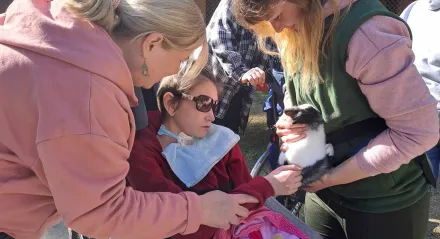 Uczennica głaszcze królika