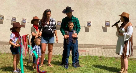 Piotr z rodzicami i rodzeństwem podczas prezentacji wykonanych koni