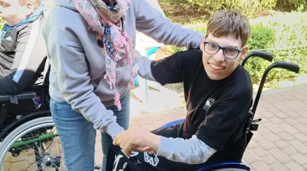 Uczeń tańczy z nauczycielką