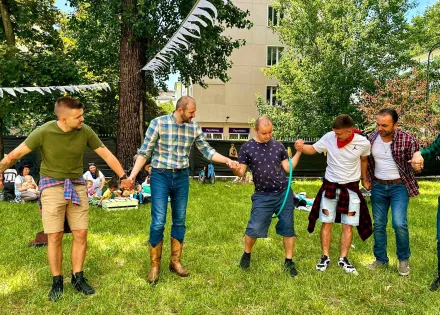 Ojcowie przedszkolaków podczas konkurencji sportowej „wyścig kulawego konia”