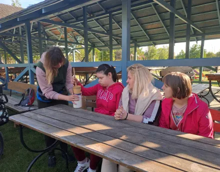 Uczennica robi masło