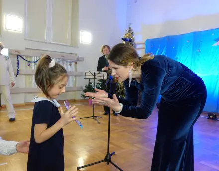 Stasia wręcza podziękowania pani Lidce