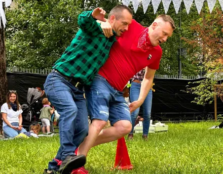 Panowie podczas konkurencji sportowej