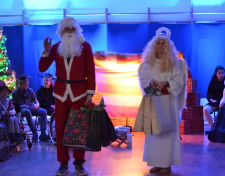 20. Nauczyciel przebrany za Świętego Mikołaja i mama jednego z uczniów przebrana za Anioła witają wszystkich zgromadzonych w sali
