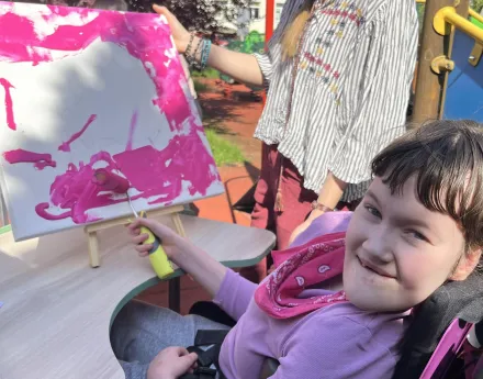 Uczennica Karolina i pani Ewa na warsztatach w plenerze