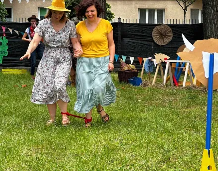 Mamy przedszkolaków podczas konkurencji sportowej: „wyścig kulawego konia”