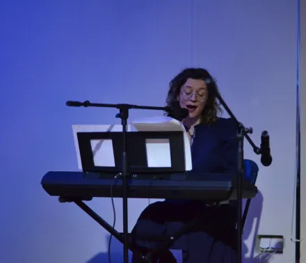 15. Nauczycielka gra na keybordzie i śpiewa kolędę