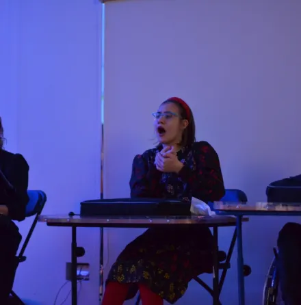 16. Uczniowie śpiewają kolędę, a nauczycielka gra na keybordzie