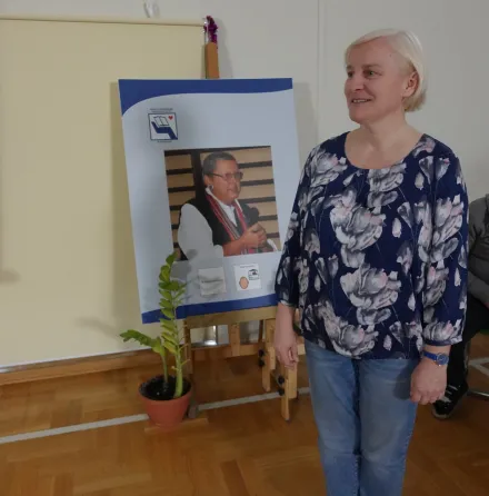Nauczycielka Joanna Strączkiewicz prowadzi uroczystość . W tle portret Hani Lechowicz Asia co roku organizuje ten wyjątkowy dla szkolnej społeczności dzień wspomnień o Hani