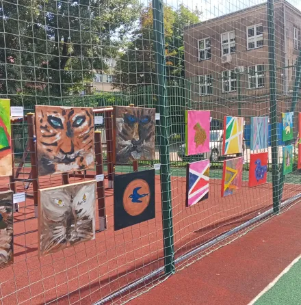 Ujęcie z wernisażu prac uczniów naszej szkoły