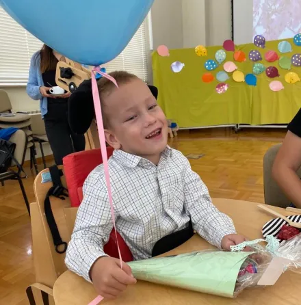 Uśmiechnięty Maks po pasowaniu na przedszkolaka