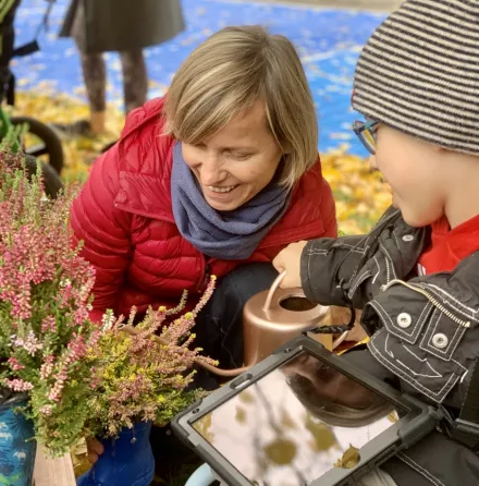 Szymon podlewa wrzosy