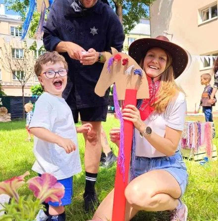 Daniel przygotowujący z rodzicami konia na wyścig