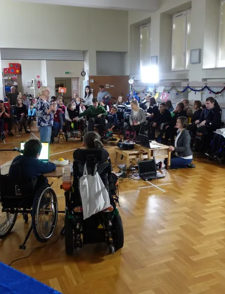 Młodzież zgromadzona w sali gimnastycznej słucha wspomnień o Patronce