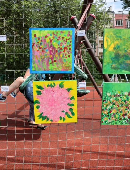 Wernisaż na boisku szkolnym - obrazy Natalii L., Heleny M., Marceliny M,, Marii Sz., Amelii M. i Jakuba G.