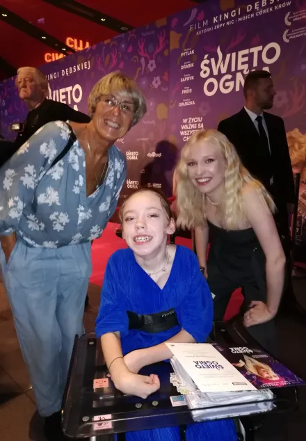Zuzia z filmową Nastką i panią dyrektor Małgosią