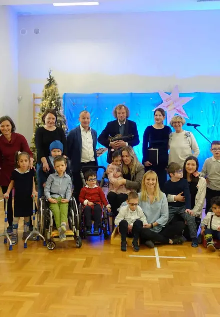 Przedszkolaki i nauczyciele wraz z artystami