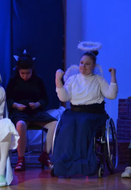 17. Nauczycielka i uczennice śpiewają kolędę