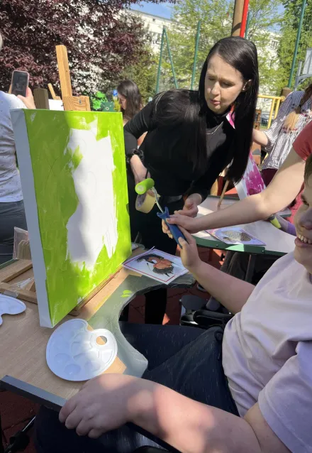 Uczeń Bartek na warsztatach w plenerze