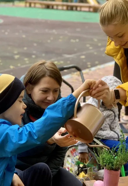 Piotr podlewa wrzosy