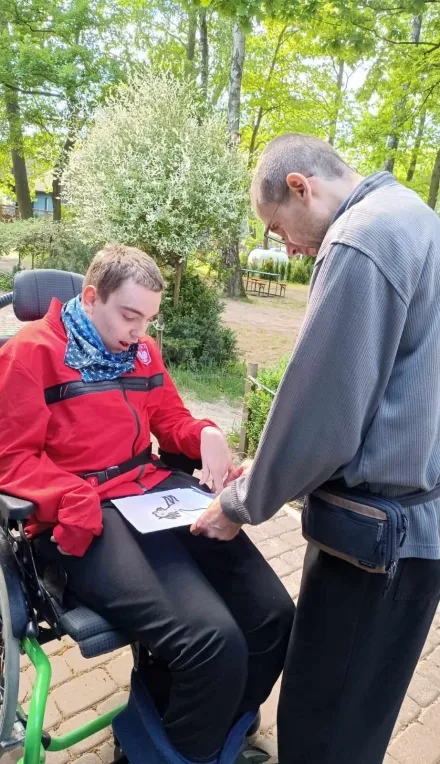 Uczeń rozmawia z asystentem