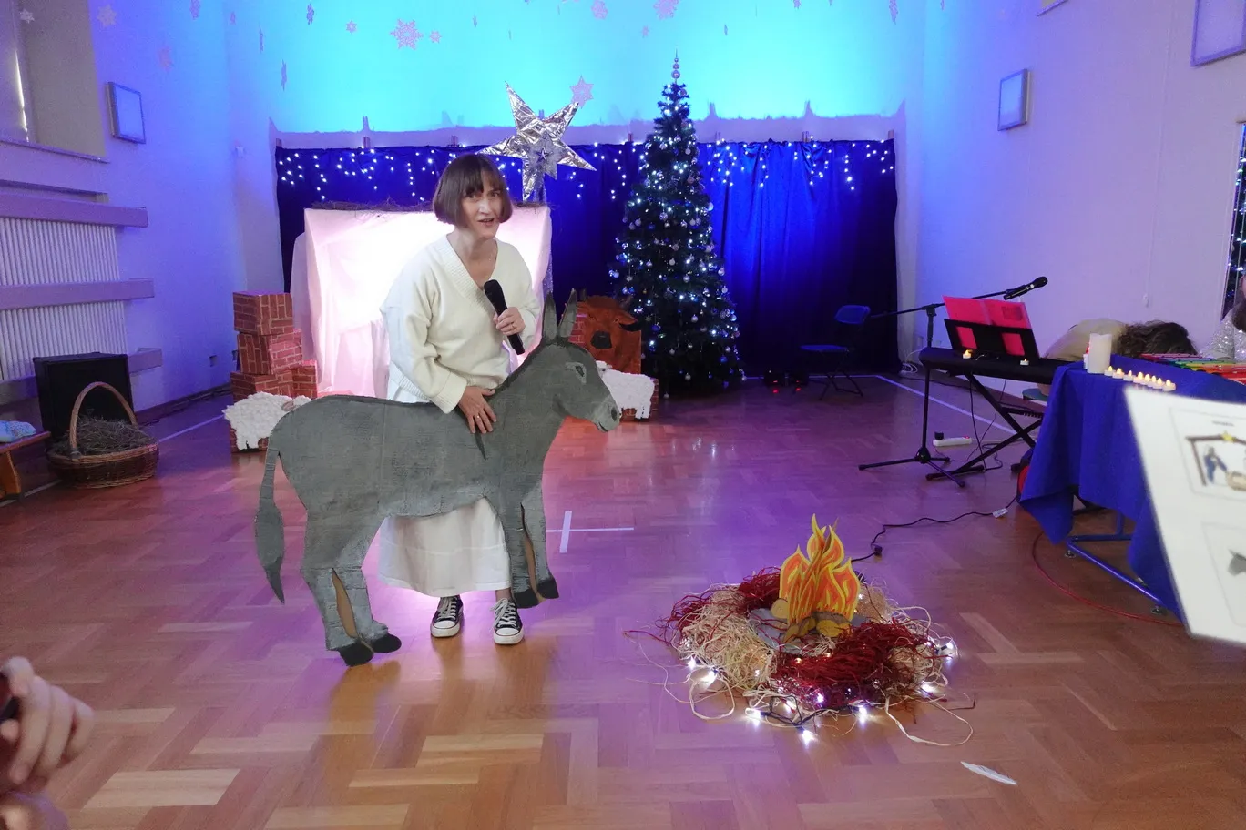 Pani pokazuje zwierzęta