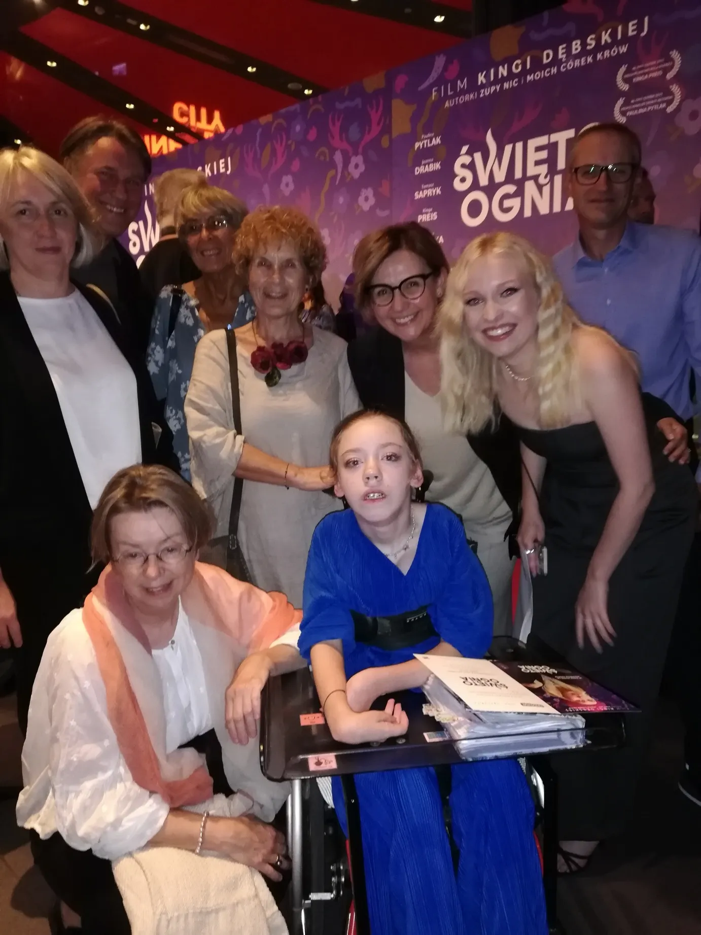 Zuzia ze szkolną ekipą