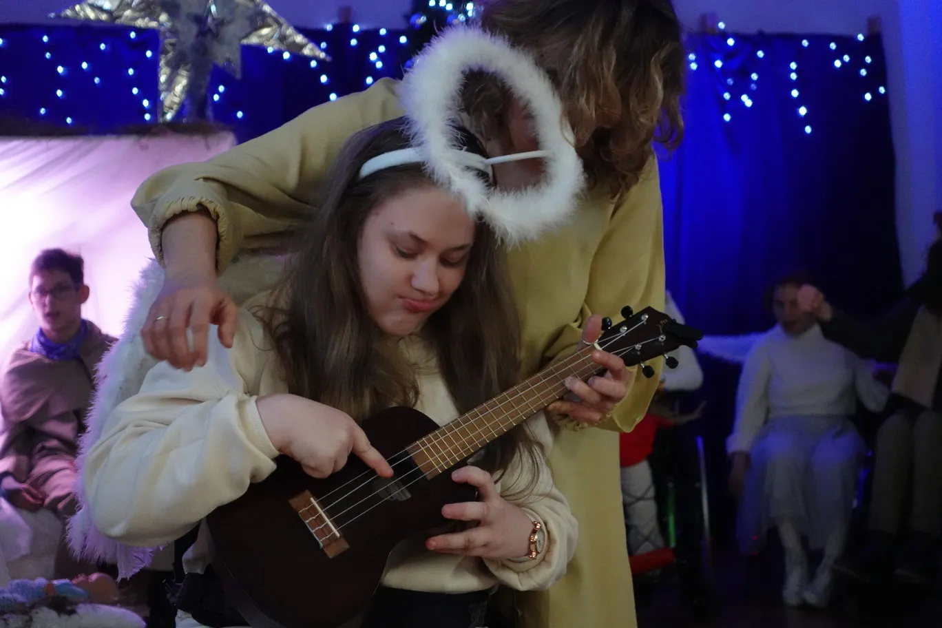 Cherubin gra na ukulele