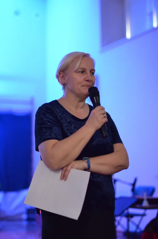 1. Nauczycielka wita uczniów, rodziców i pracowników na szkolnym Spotkaniu Wigilijnym