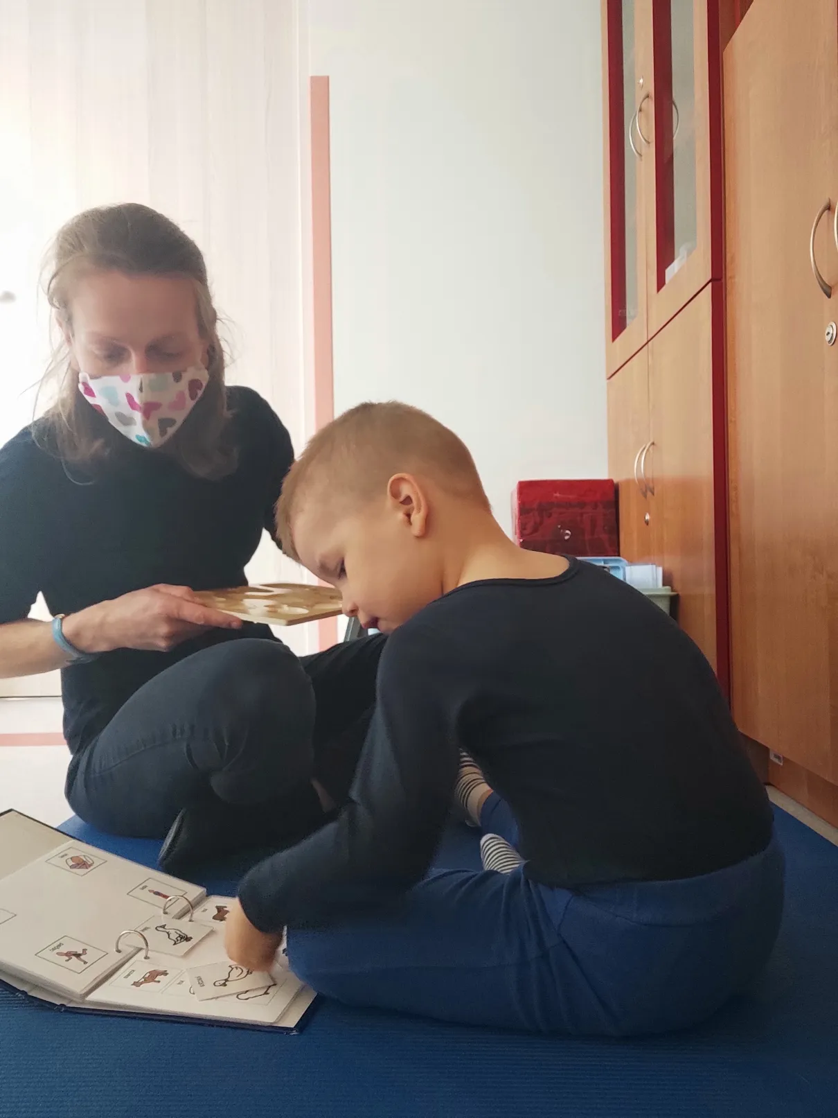 AAC w zabawie, wykorzystanie indywidualnej pomocy do komunikacji w trakcie zabawy układanką