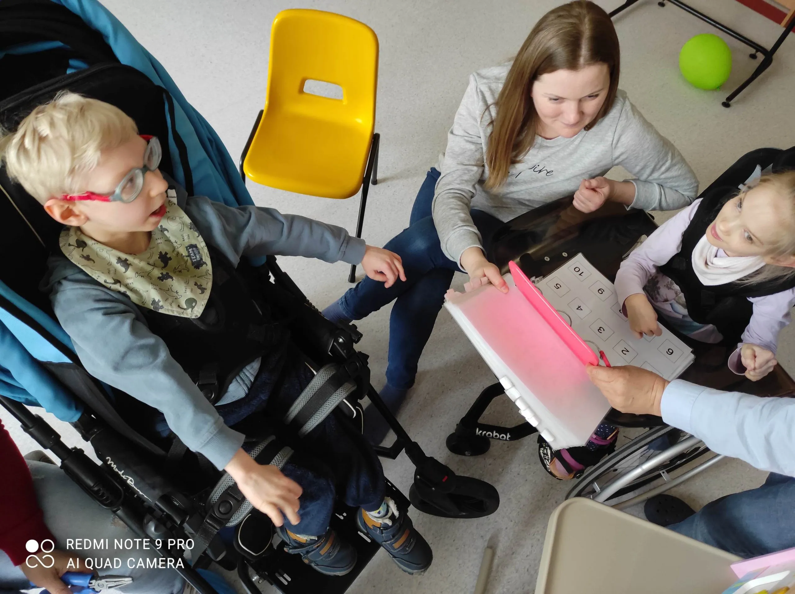 zajęcia w grupie, rozwój umiejętności komunikacyjnych w kontakcie z rówieśnikiem