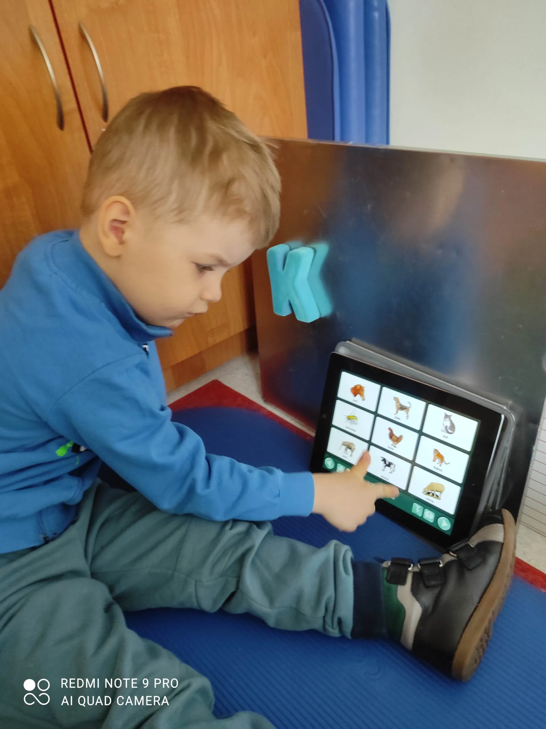 włączenie wysokiej technologii do komunikacji w zabawie zwierzątkami i literami