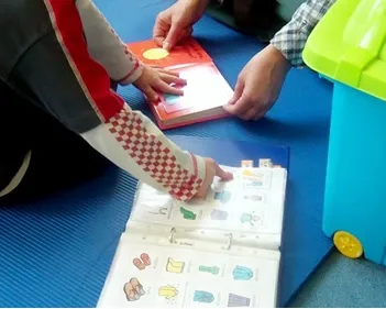 czytanie uczestniczące- dziecko dopowiada treść wskazując symbol