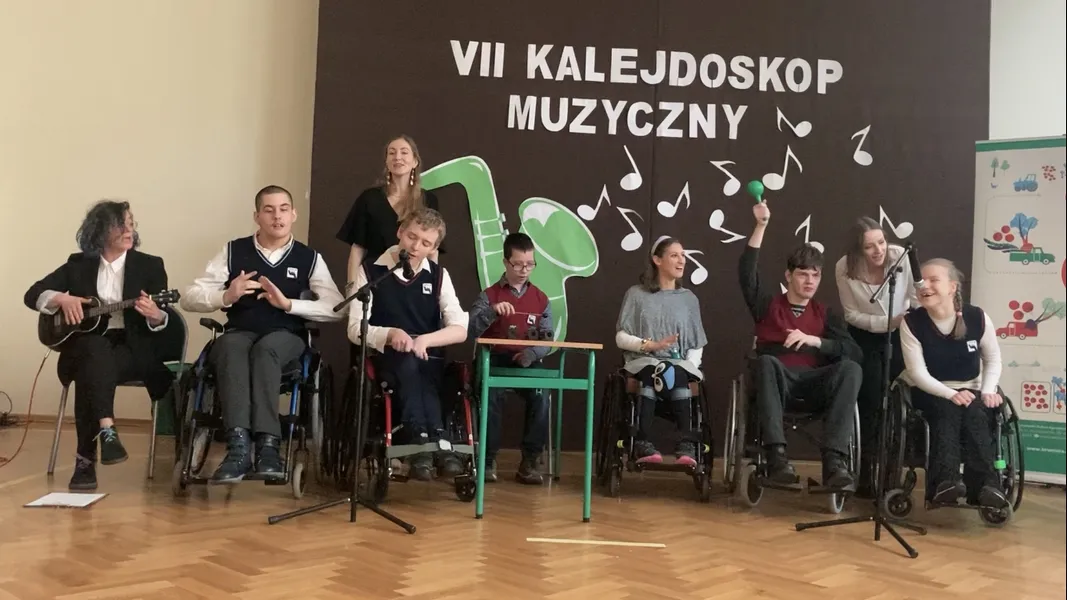 Uczniowie klas ósmych podczas występu