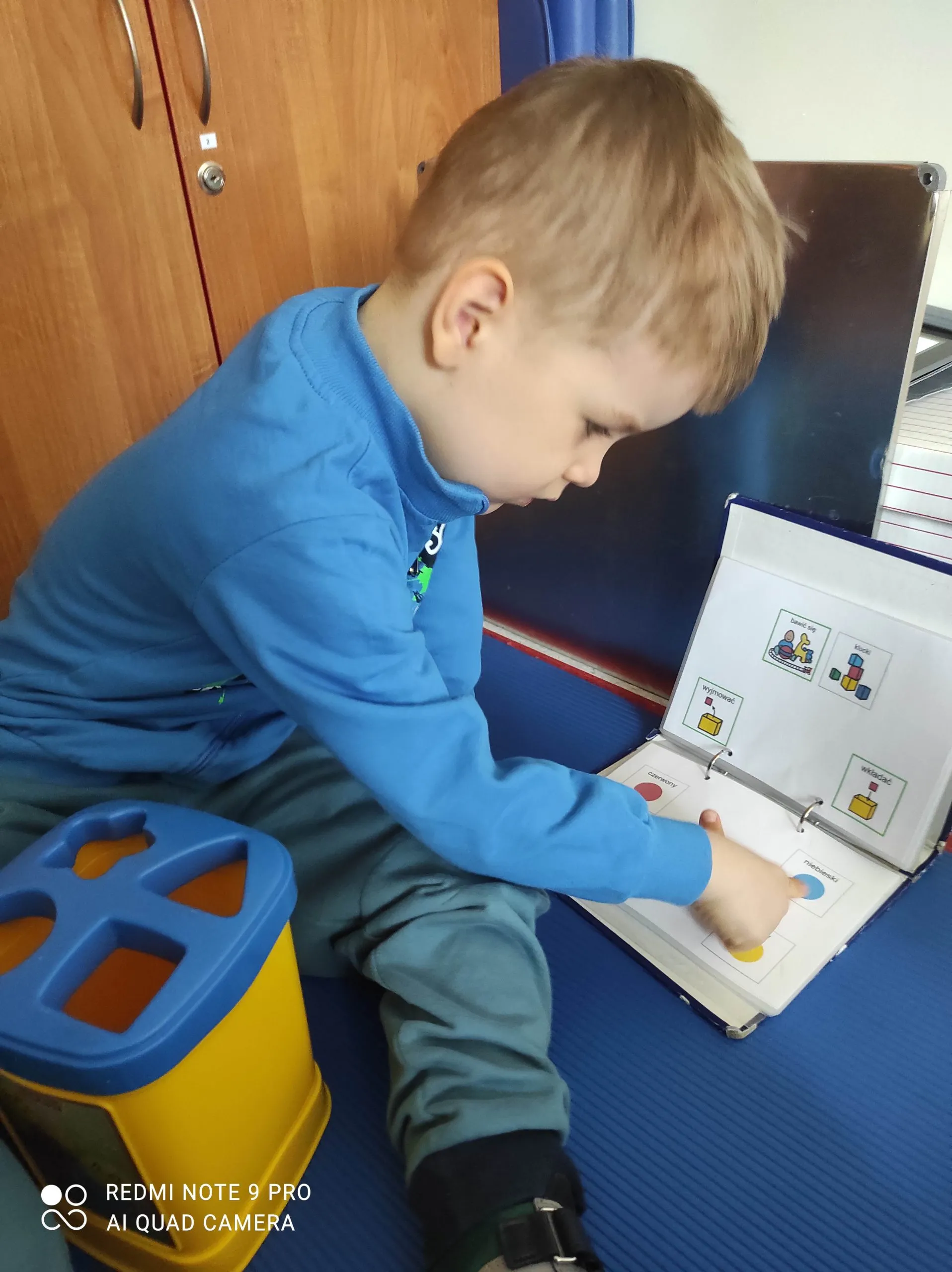 wykorzystanie indywidualnej książki do komunikacji podczas zabawy