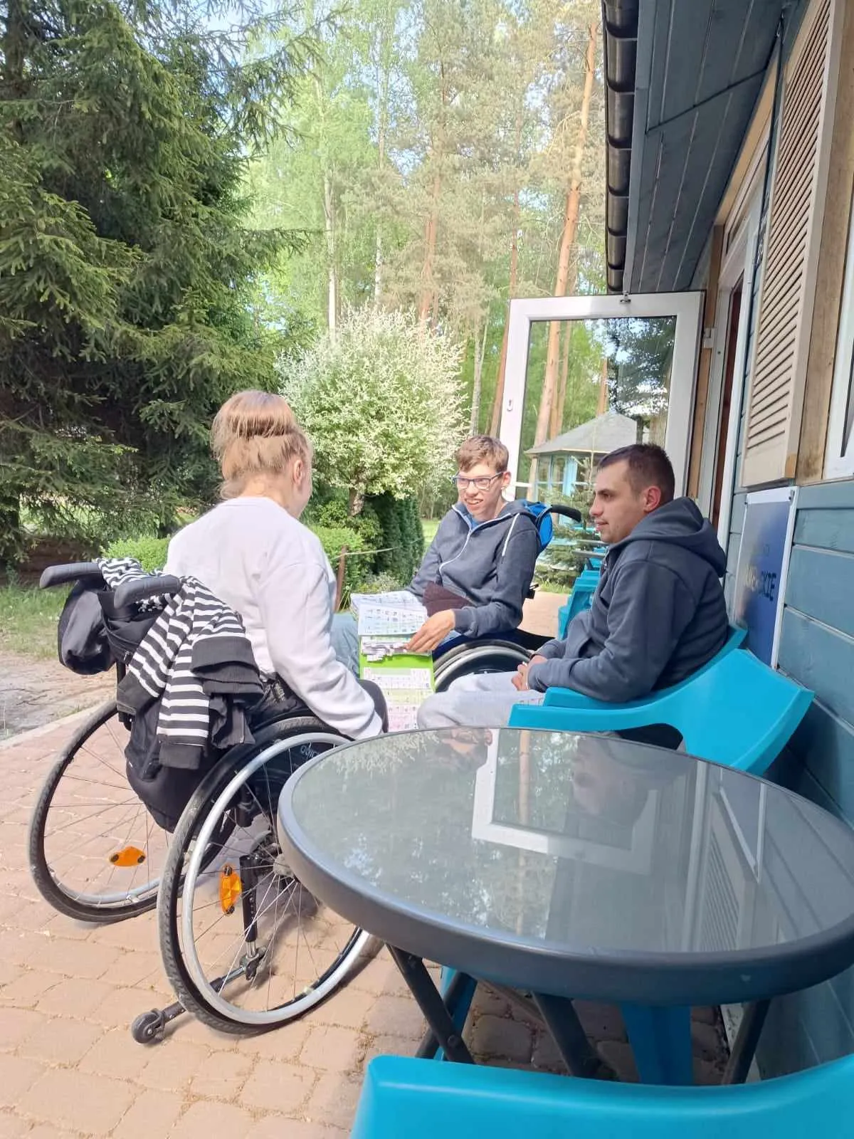 Uczniowie i asystent rozmawiają