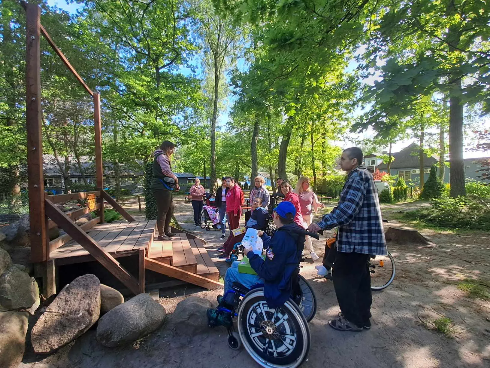 Uczniowie, nauczyciele i asystenci słuchają opowiadania o zwyczajach żółwi