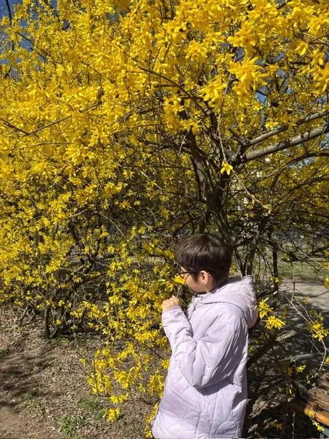 Dziewczynki szukają wiosny