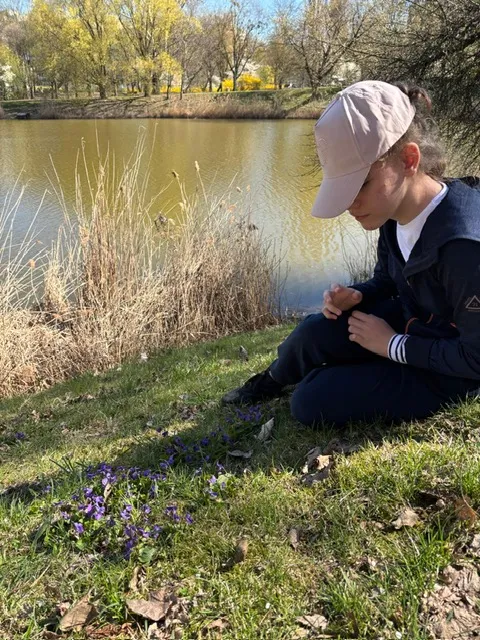 Dziewczynki szukają wiosny