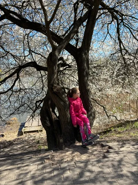 Dziewczynki szukają wiosny