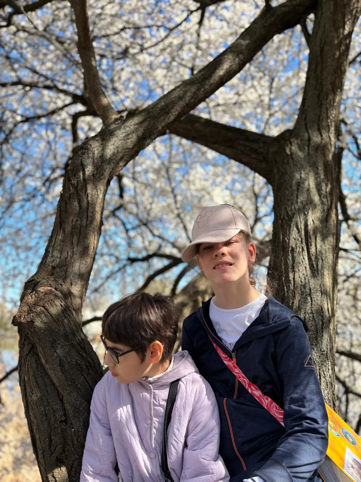 Dziewczynki szukają wiosny