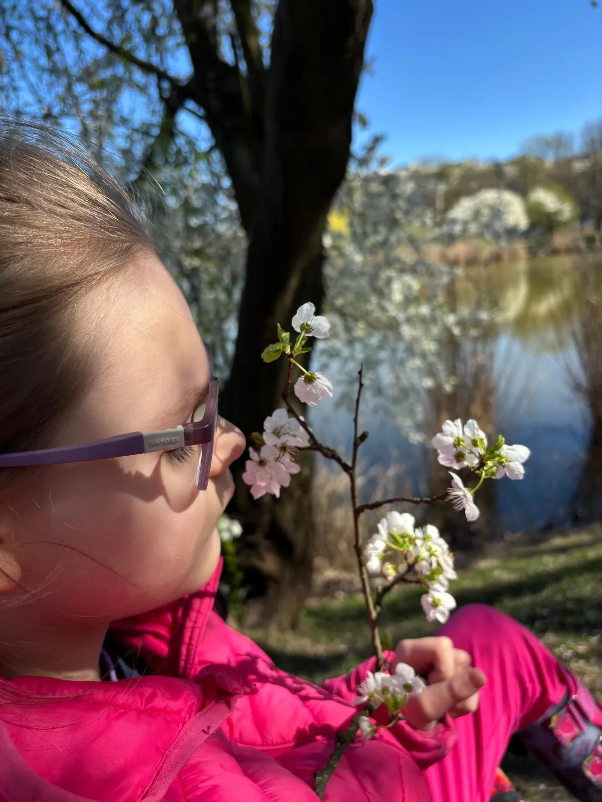 Dziewczynki szukają wiosny