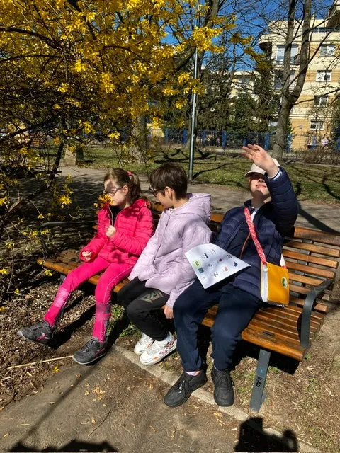 Dziewczynki szukają wiosny