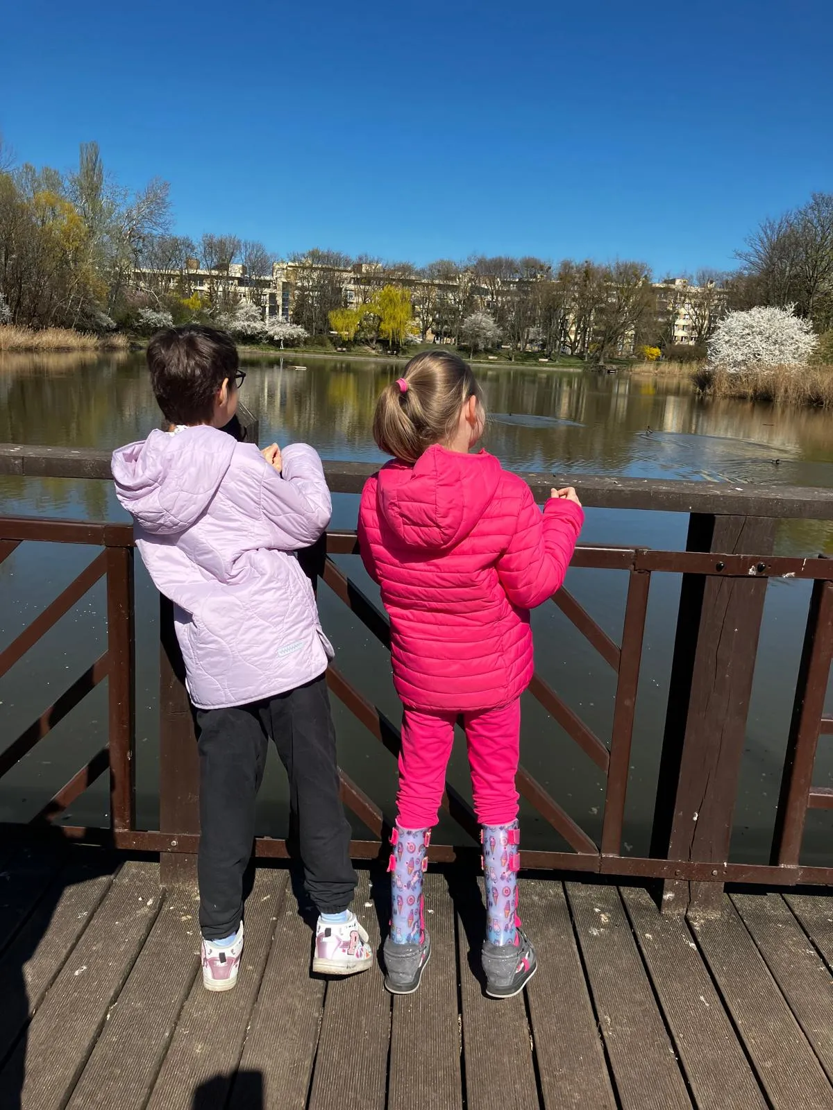 Dziewczynki szukają wiosny