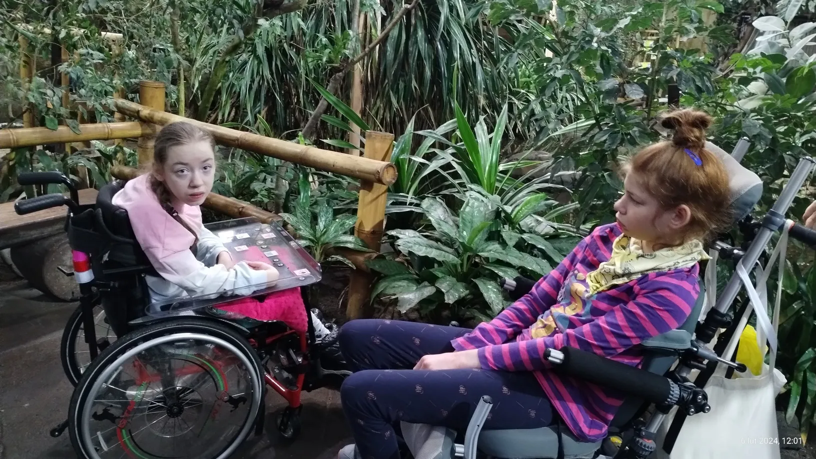 Dwie uczennice relaksują się w hali wolnych lotów,