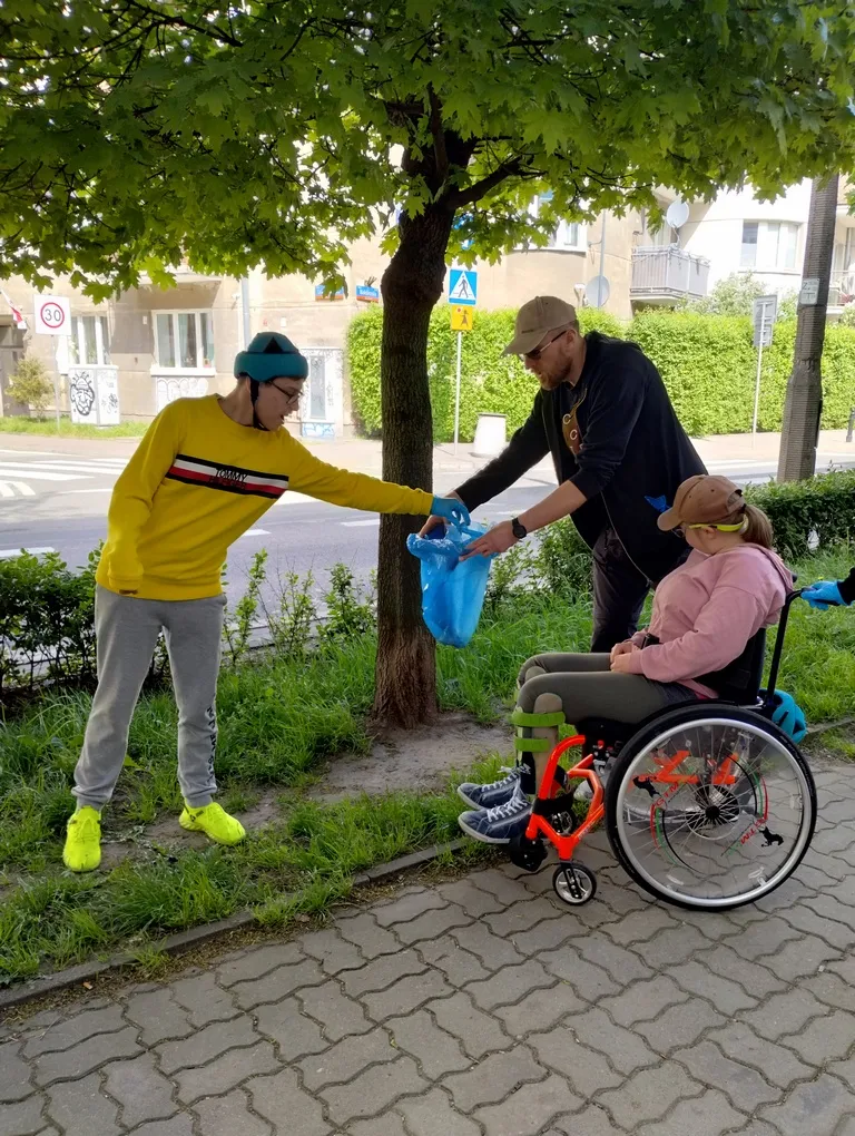 Uczniowie Szkoły Podstawowej numer 327 sprzątają okolicę szkoły