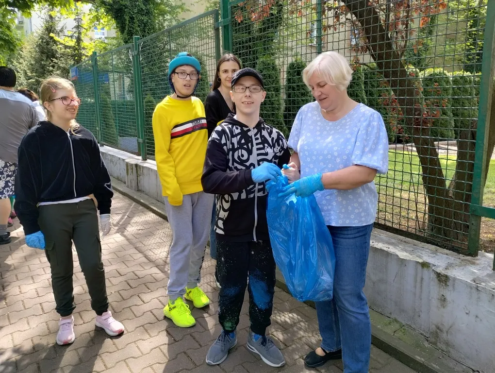 Uczniowie Szkoły Podstawowej numer 327 sprzątają okolicę szkoły